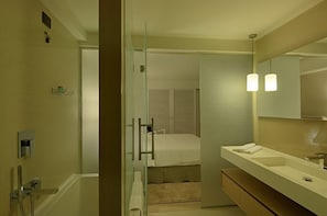 Deep soaking tub, free toiletries, hair dryer, bidet - Hotel Osejava (Makarska)