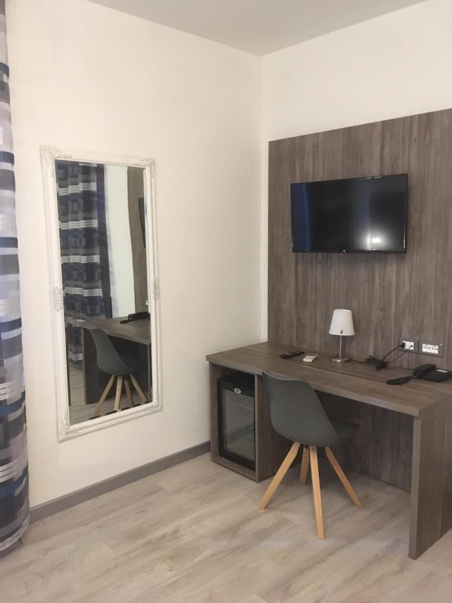 minibar, in-room safe, individually furnished, desk