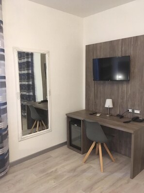 Minibar, in-room safe, individually furnished, desk - Park Hotel Elefante (Verona)