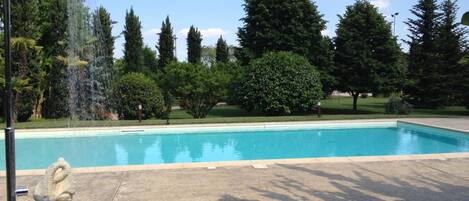 Outdoor pool, open 8 AM to 7:30 PM, pool loungers