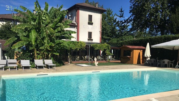 A swimming pool with lounge chairs and a building in the background. - Park Hotel Elefante (Verona)