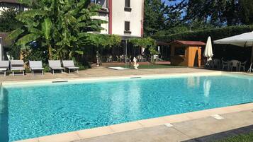 Piscine extérieure, chaises longues