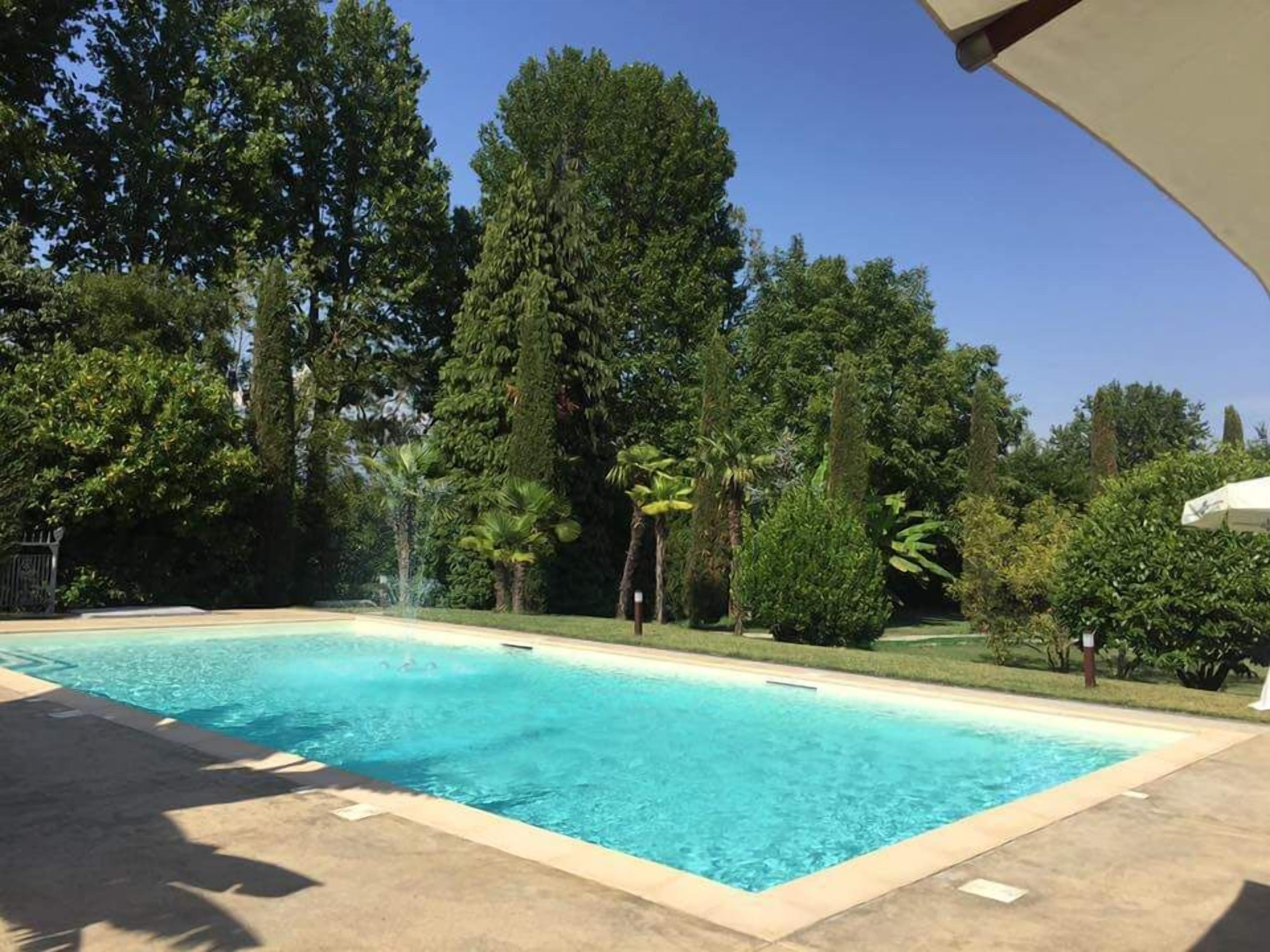 outdoor pool, open 8 am to 7:30 pm, pool loungers