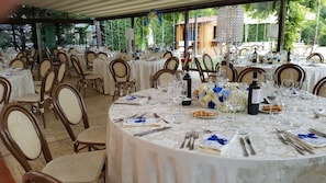 A banquet hall with round tables set for a formal event, featuring white tablecloths, chairs, and a variety of tableware. - Park Hotel Elefante (Verona)