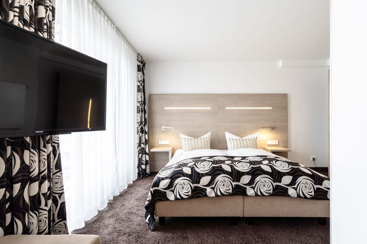 Junior Suite, Terrace | Peralatan tempat tidur hipoalergenik, langsir/tirai gelap terus 