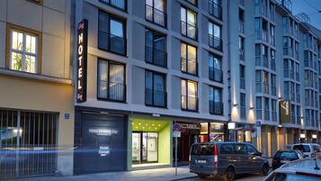 Fassade der Unterkunft â Abend/Nacht