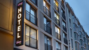 Un cartel de hotel con balcones y ventanas.
