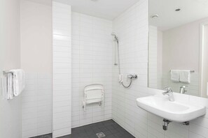 Dusj, miljøvennlige toalettsaker, hårføner og håndklær