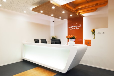 Quiosque de check-in/check-out. easyHotel Amsterdam City Centre South