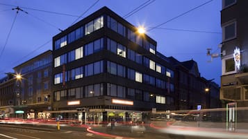 Fassade der Unterkunft – Abend/Nacht