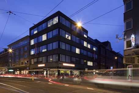 Fassade der Unterkunft – Abend/Nacht. easyHotel Amsterdam City Centre South