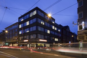 Overnatningsstedets facade – aften/nat