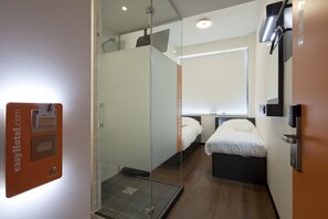 Habitación estándar con 2 camas individuales, 2 camas individuales | Tabla de planchar con plancha, wifi gratis, ropa de cama