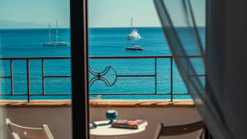 Superior tweepersoonskamer, uitzicht op zee | Een minibar, individueel gedecoreerd, individueel gemeubileerd