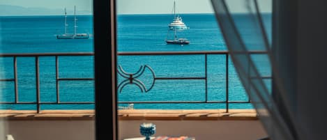 Habitación doble superior, vista al mar | Minibar, decoración personalizada, muebles diferentes y escritorio