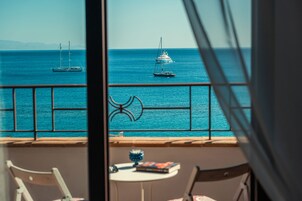 Quarto casal superior, vista para o mar | Frigobar, individualmente decorados, individualmente mobiliados