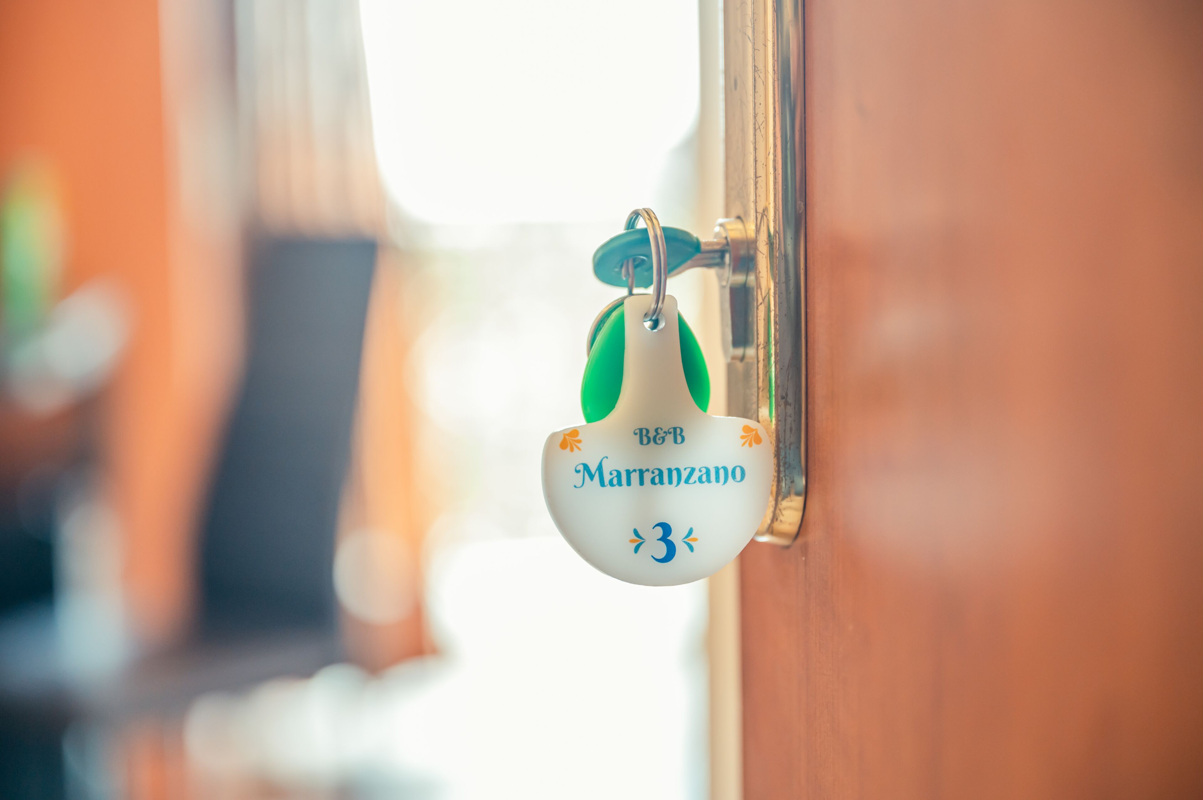 A door with a keychain labeled "B&B Marranzano 3".