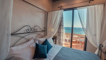 Dobbeltrom – superior, sjøutsikt | Minibar, individuelt dekorert, individuelt innredet og skrivebord