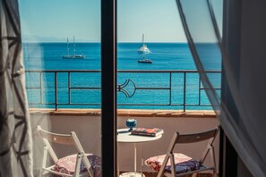 Minibar, decoración personalizada, muebles diferentes y escritorio 