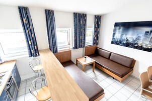 Basic Apartment for 4 people with Kitchenette | Área de estar | TV