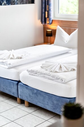 Hypo-allergenic bedding, desk, blackout drapes, soundproofing - Hotel Fresh INN (Unterhaching)