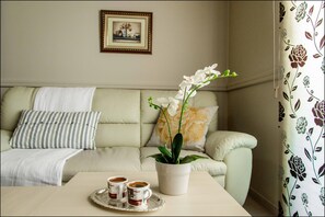 Appartement Standard, 1 chambre | Coin séjour | Télévision LED de 23 pouces avec chaînes par satellite, télévision