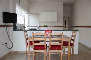 Standard Apartment, 1 Bedroom | In-room dining