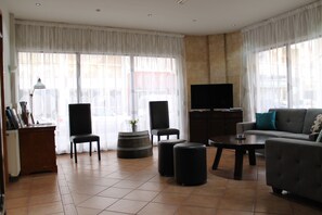 Lobby sitting area - Alexia Hotel Apts (Larnaca)