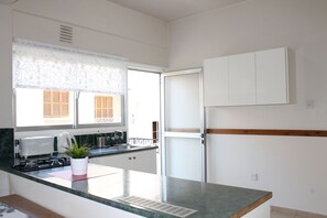 Appartement Standard, 1 chambre | Cuisine privée | Réfrigérateur, micro-ondes, plaque de cuisson, cafetière/bouilloire