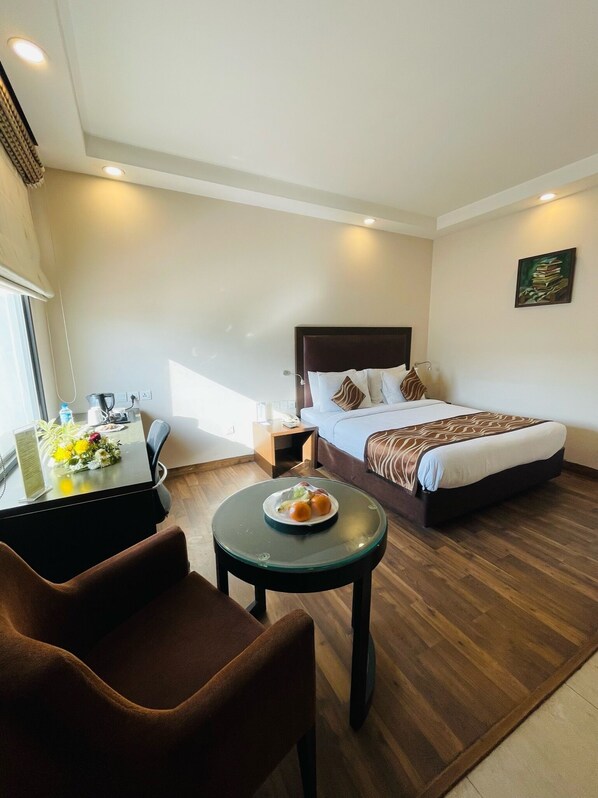 Deluxe Δωμάτιο | Κλινοσκεπάσματα υψηλής ποιότητας, μίνι μπαρ, χρηματοκιβώτιο στο δωμάτιο 