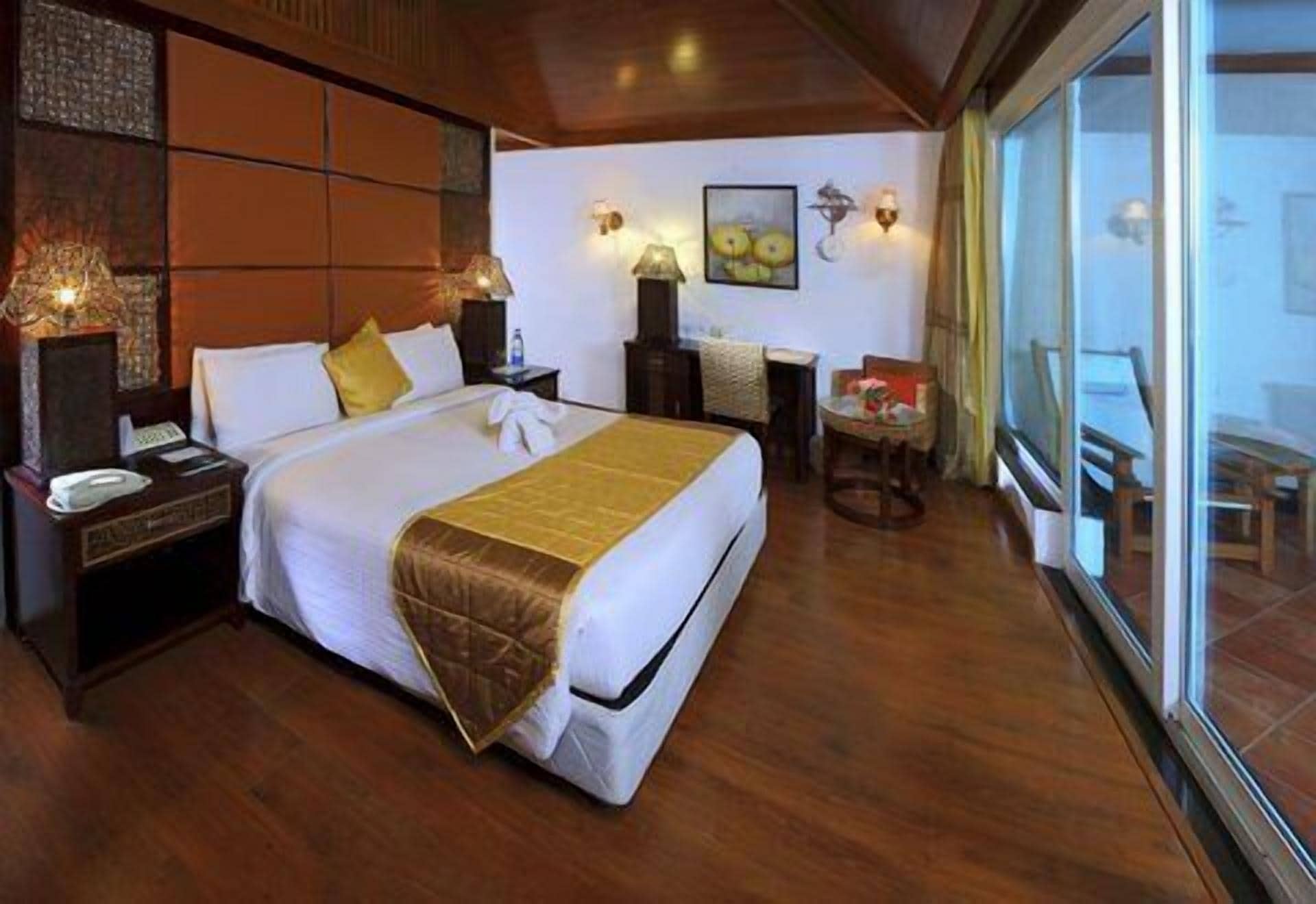 ミニバー、セーフティボックス (室内)、デスク、ノートパソコン用作業スペース