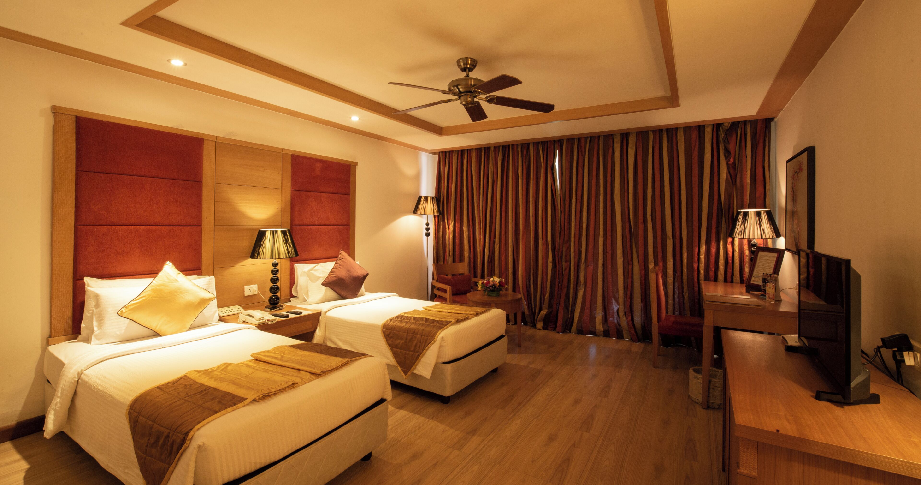 Habitación estándar, 2 camas individuales, vista al jardín | Minibar, caja de seguridad en la habitación y escritorio 