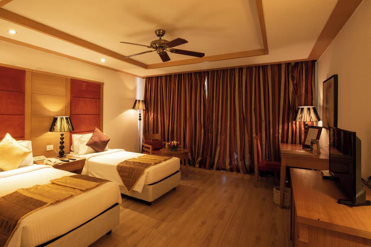 Habitación estándar, 2 camas individuales, vista al jardín | Minibar, caja de seguridad en la habitación y escritorio