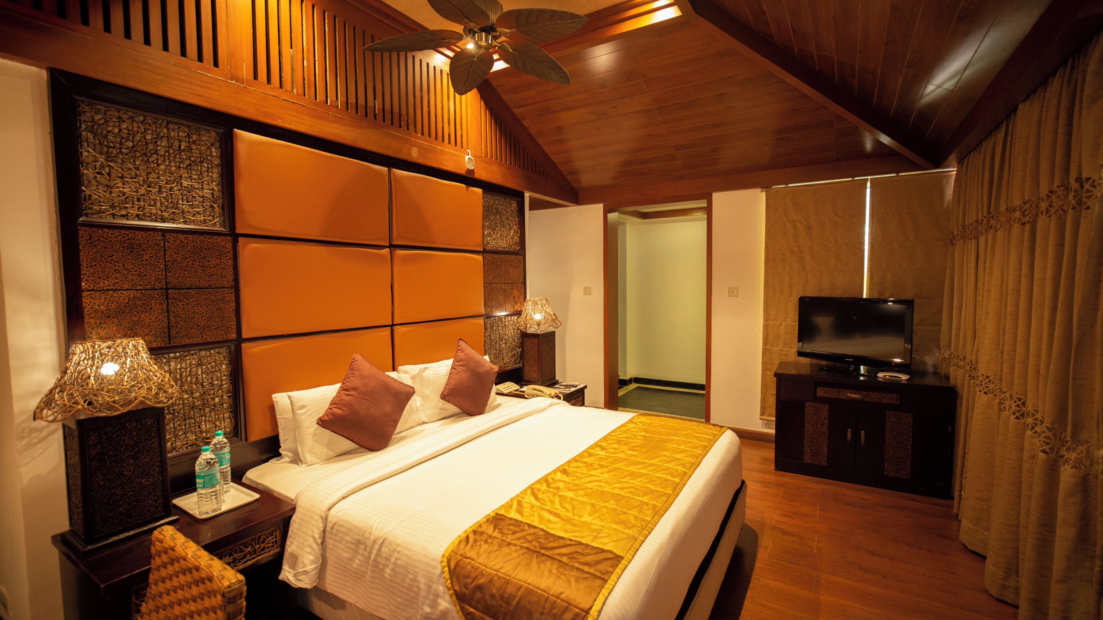 Villa básica, vista al resort | Minibar, caja de seguridad en la habitación y escritorio 