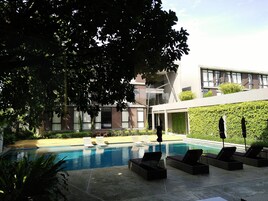Una piscina al aire libre