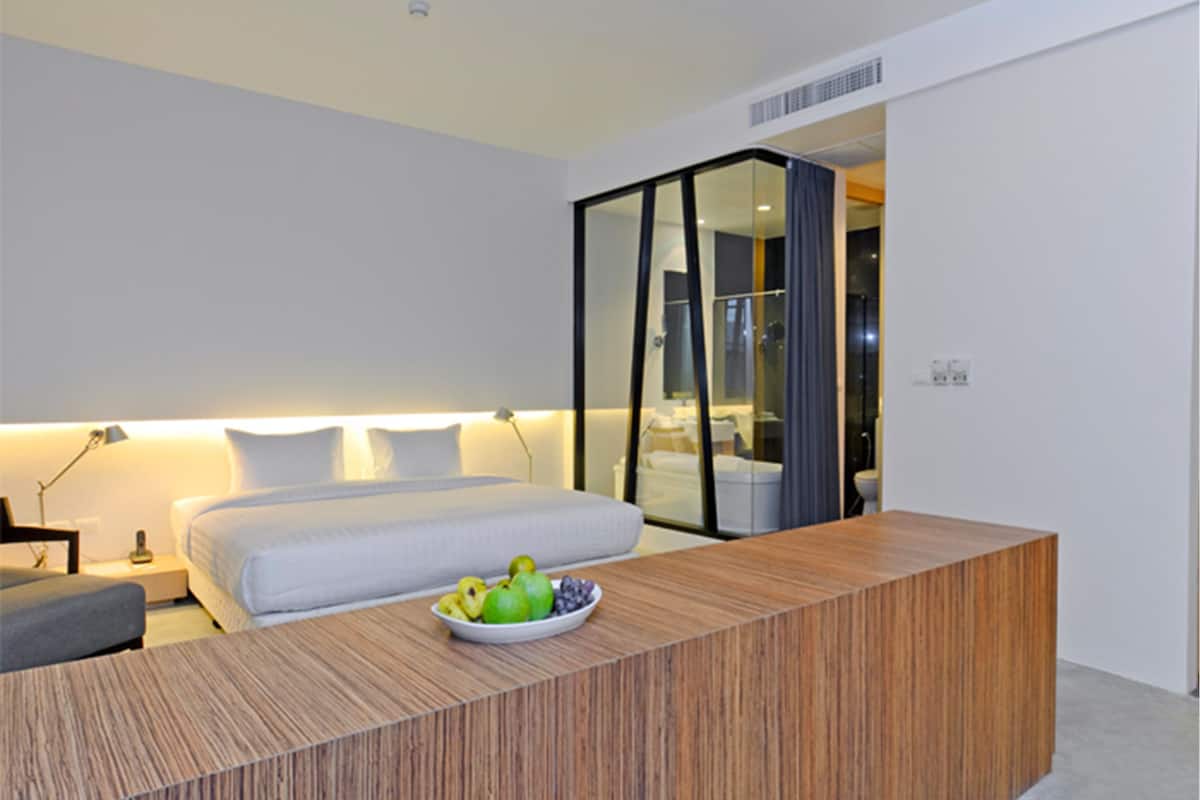 executive room | 1 bedroom, in-room safe, desk, soundproofing