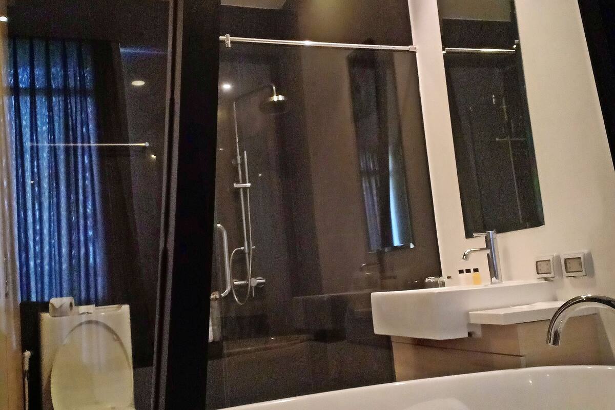 deluxe room only (no breakfast / no transfer) | bathroom | separate bathtub and shower, rainfall showerhead, free toiletries