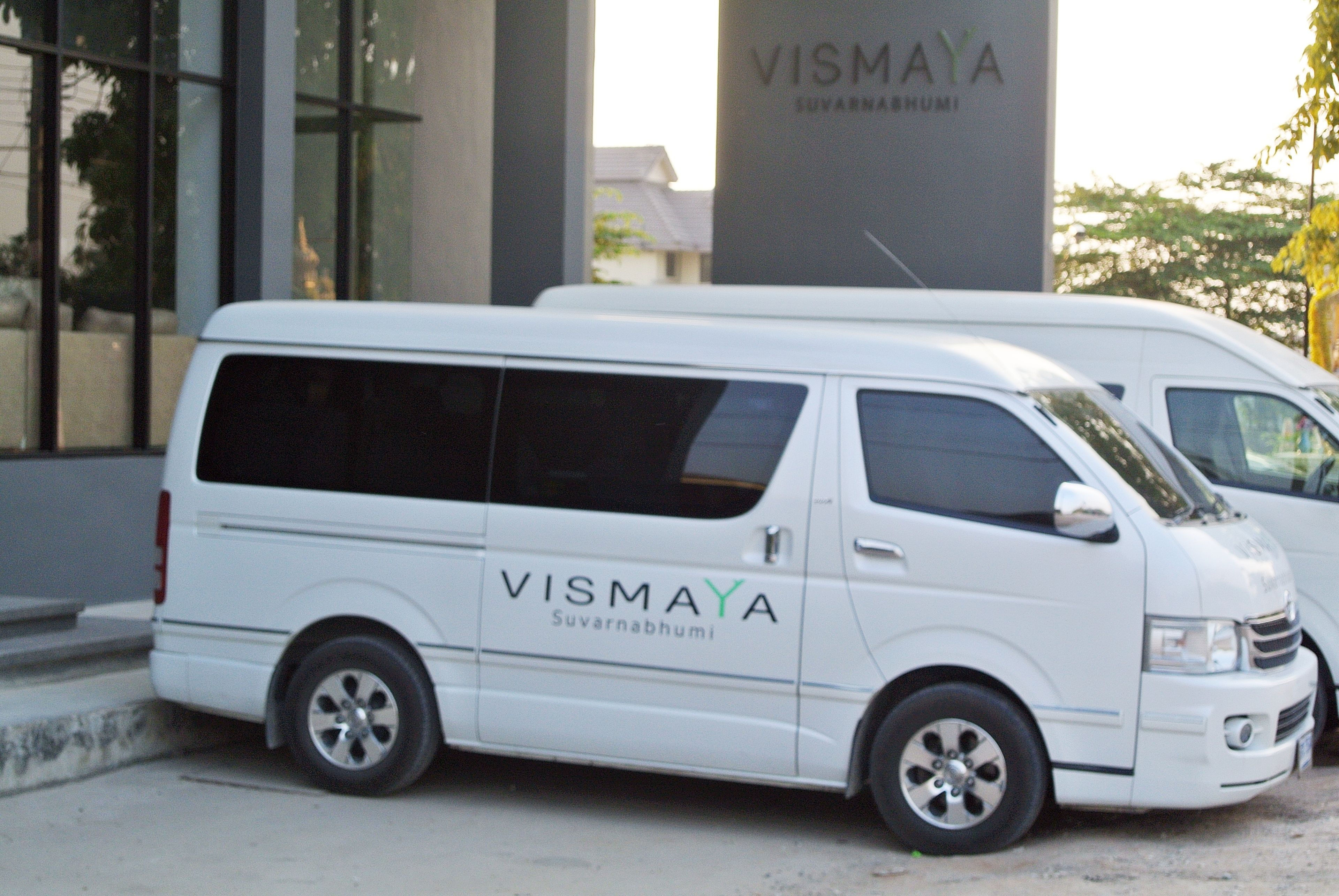 Una camioneta blanca estacionada frente a un edificio con el nombre 'VISMAYA'.