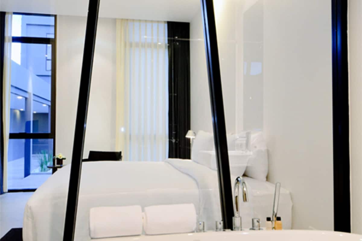 separate bathtub and shower, rainfall showerhead, free toiletries