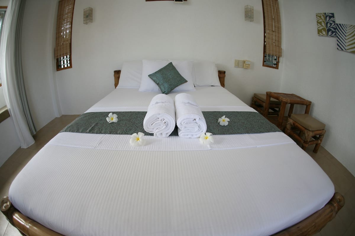 deluxe room, 1 double bed, pool view, beachfront | bed sheets