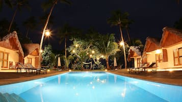 Piscine extérieure, parasols de plage