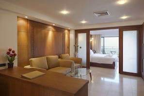 Chambre, vue sur la mer (Mini Suite) | Aire de séjour | Téléviseur