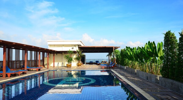 Outdoor pool, pool umbrellas, pool loungers - Bay Walk Residence Pattaya (Pattaya)