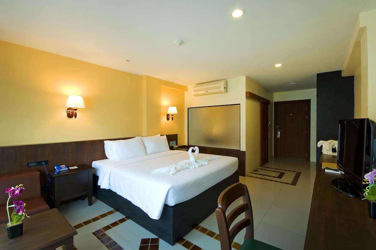 Executive Nouveau Room | Minibar, in-room safe, rollaway beds, free WiFi