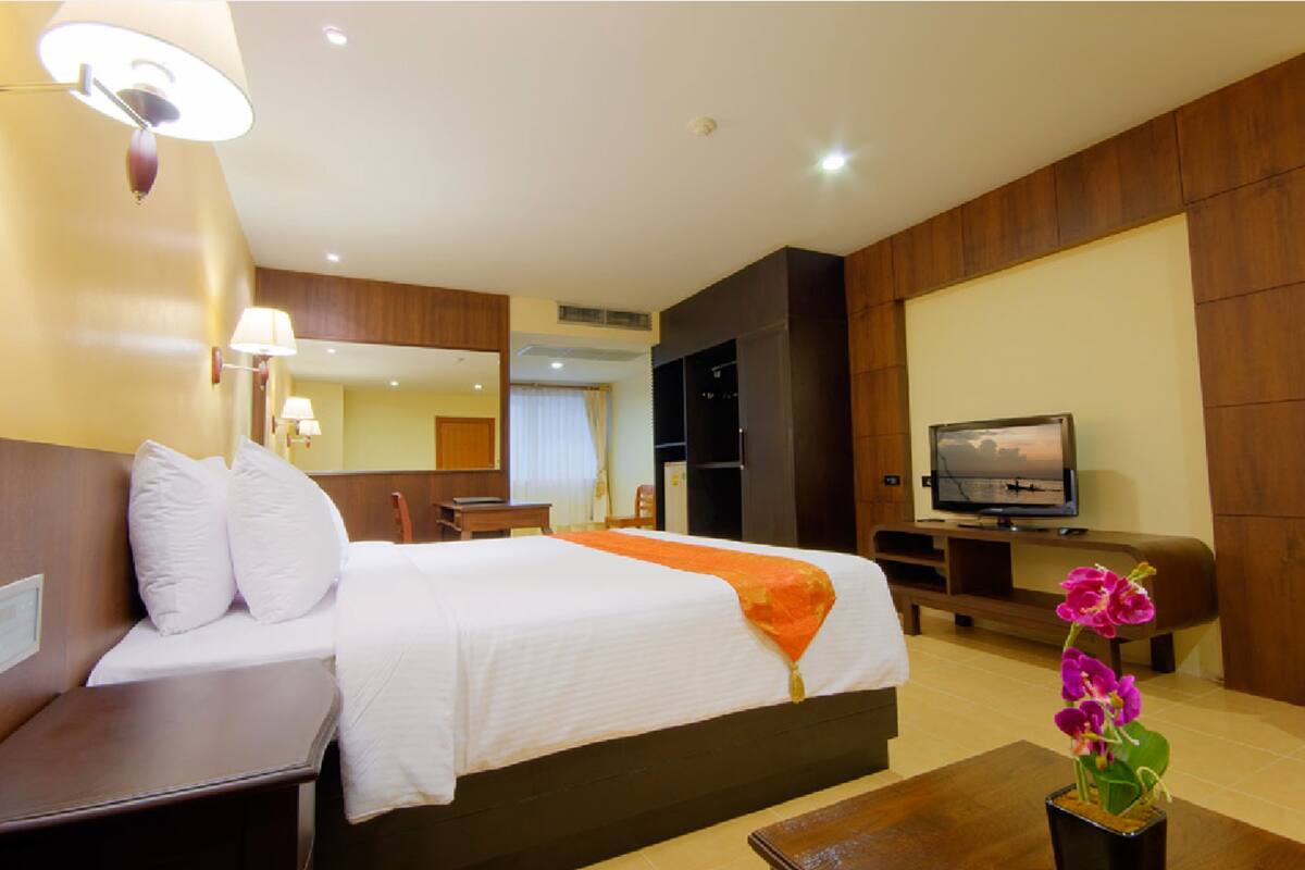 Nouveau Room | Minibar, in-room safe, rollaway beds, free WiFi