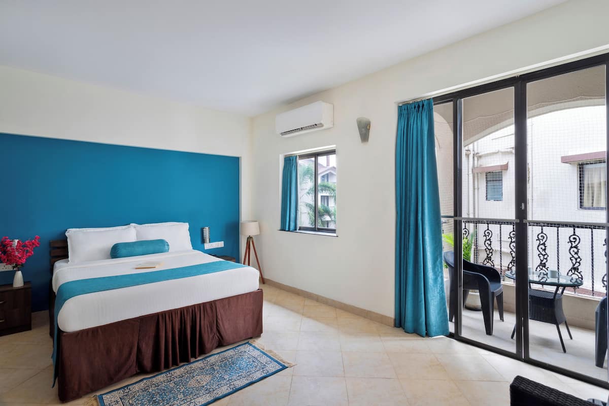 Deluxe Room with Balcony | Minibar, escritorio, tabla de planchar con plancha y ropa de cama