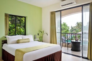 Suite Room 2BHK with Living Room | Minibar, skrivebord, strykejern/-brett og sengetøy