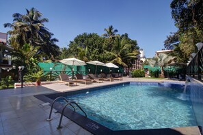 Outdoor pool, open 9:00 AM to 7:00 PM, pool umbrellas, sun loungers - Royale Assagao Resort (Assagao)