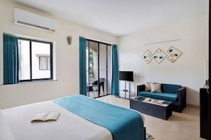 Minibar, desk, iron/ironing board, bed sheets - Royale Assagao Resort (Assagao)