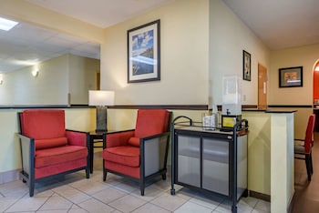 Hotel entrance and lobby at Comfort Inn Kissimmee-Lake Buena Vista South
